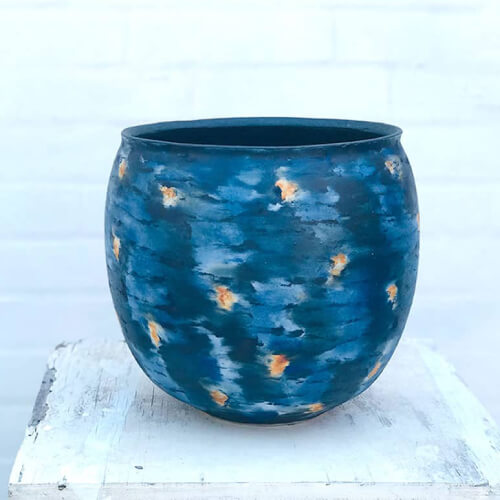 Keramisk skål i dyb blå glasur med abstrakte gyldne mønstre, designet af Ulf Nielsen.