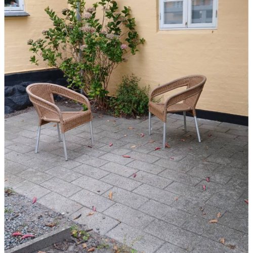 Fælles gårdhave med siddeplads – Faaborg Vandrerhjem